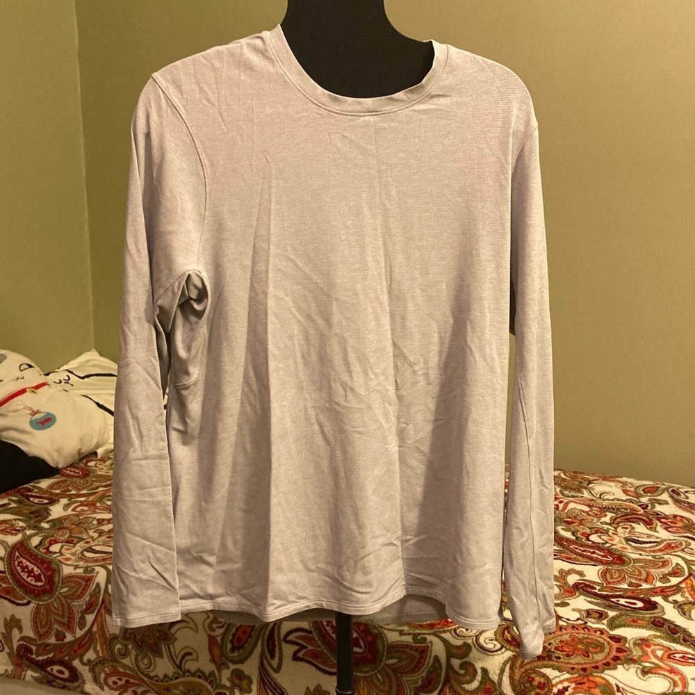Men’s lightweight gray Lululemon long sleeve top
